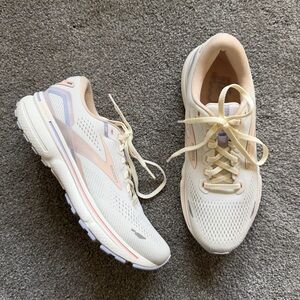 Size 9B Womens Brooks Ghost 15 ‘snow White’ Shoes